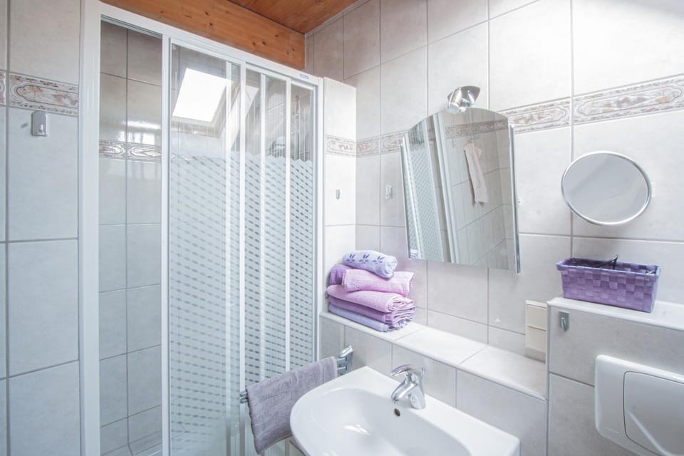 Shower, Toilet, Bathroom, towels