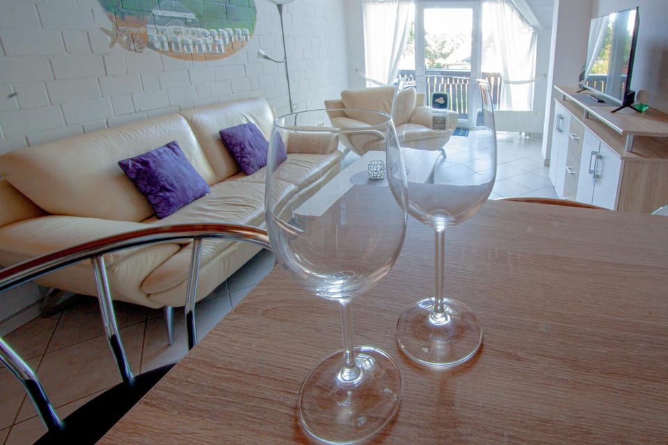 TV and multimedia, Kitchen or kitchenette, Living room, Seating area, Dining area