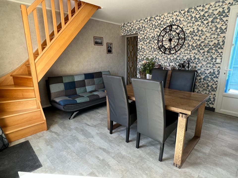 Communal lounge/ TV room, TV and multimedia, Living room, Seating area, Dining area