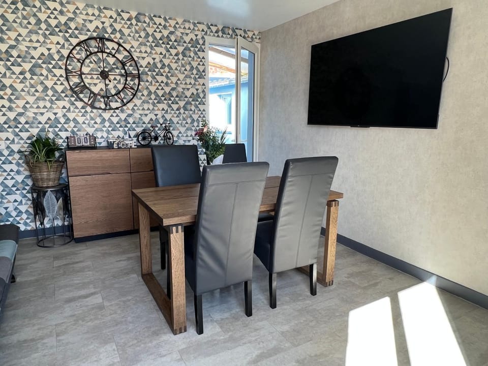 Communal lounge/ TV room, TV and multimedia, Living room, Seating area, Dining area