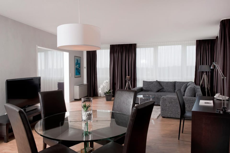 Seating area, Dining area