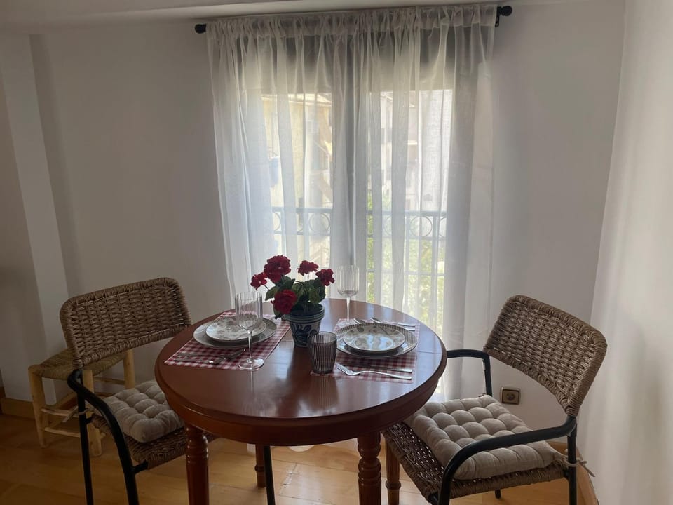 Seating area, Dining area