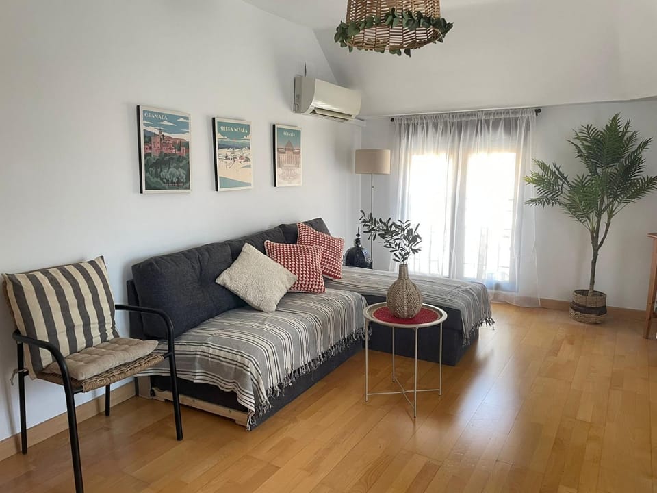 Bed, Living room, Seating area, air conditioner
