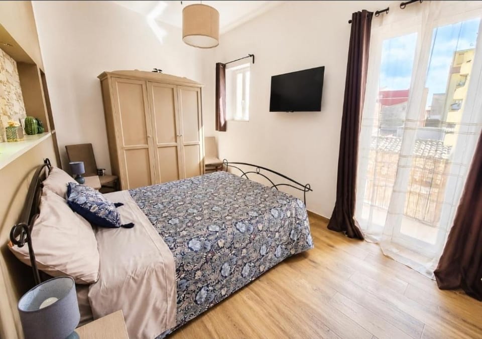 Citrus Giallo Apartment in Syracuse