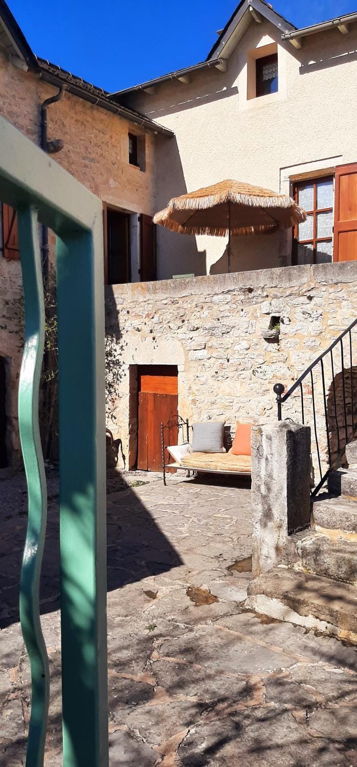 Property building, Patio, Day, Balcony/Terrace