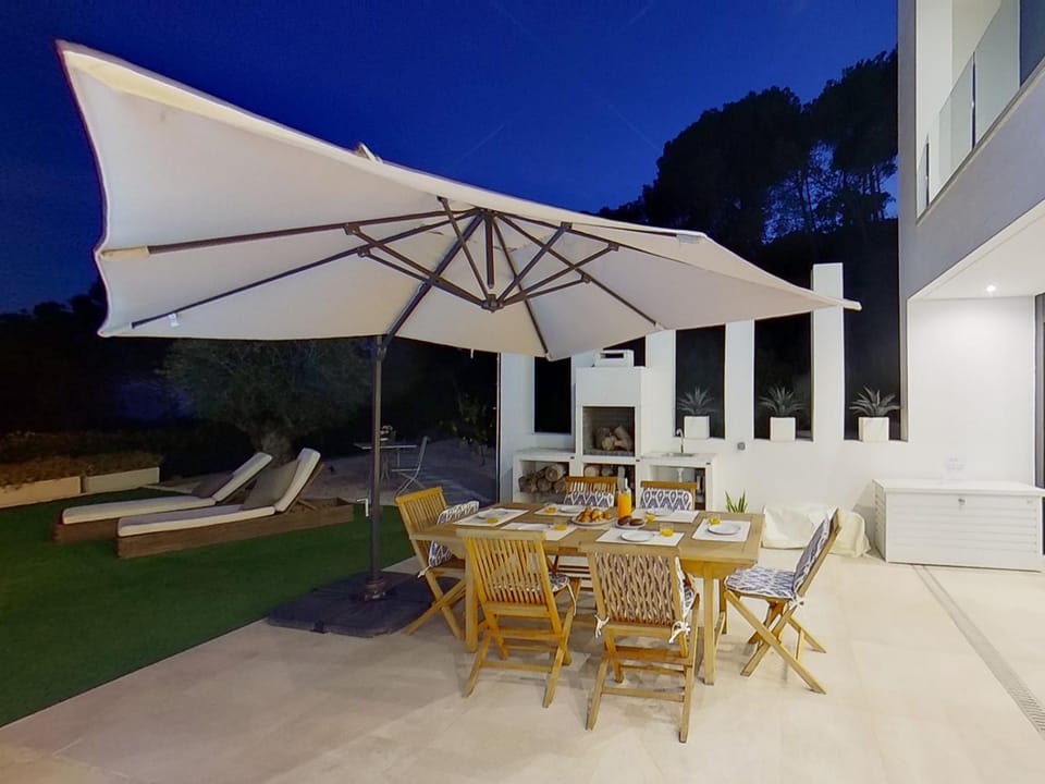 Night, Dining area, Pool view, Swimming pool, sunbed