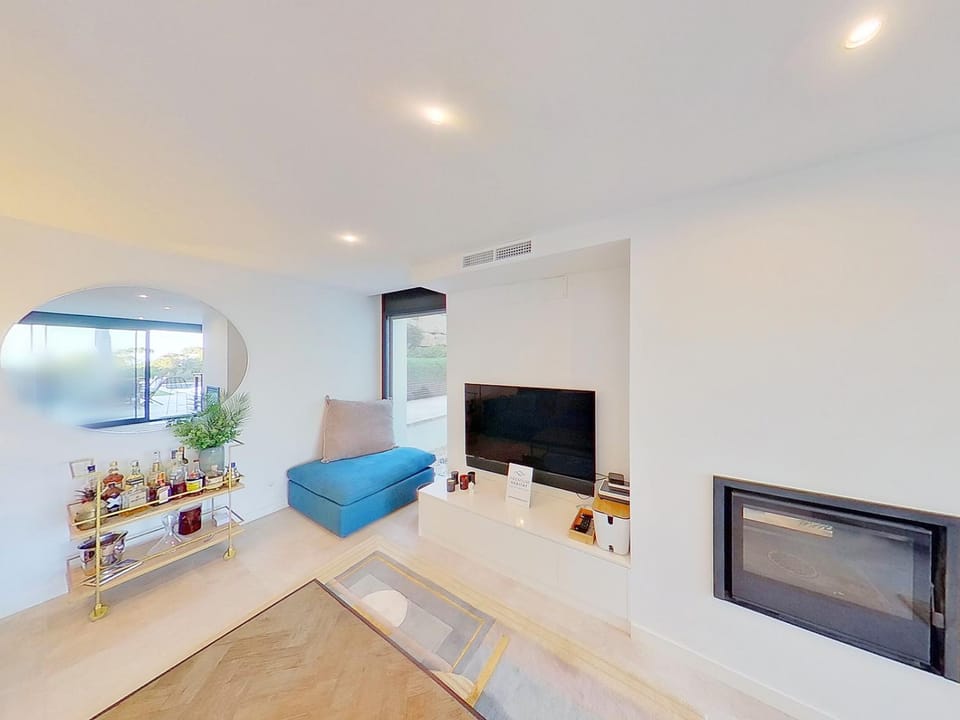 Property building, TV and multimedia, Living room, flat iron