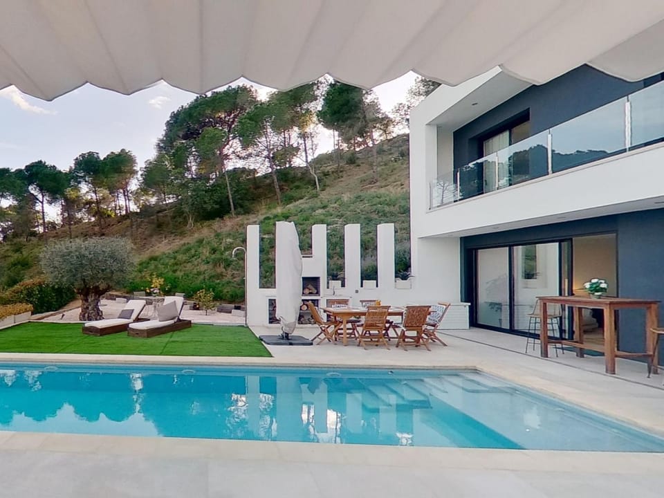 Property building, Spring, Day, Natural landscape, Garden, Garden view, Pool view, Swimming pool, sunbed