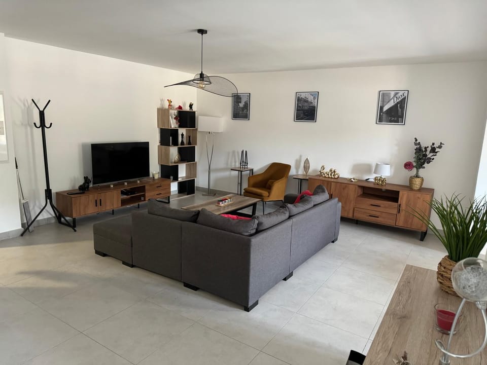 Communal lounge/ TV room, TV and multimedia, Living room, Seating area, Evening entertainment