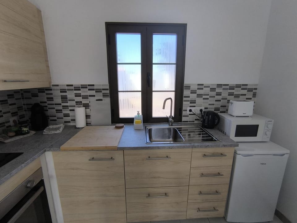 Coffee/tea facilities, stove, toaster, kitchen