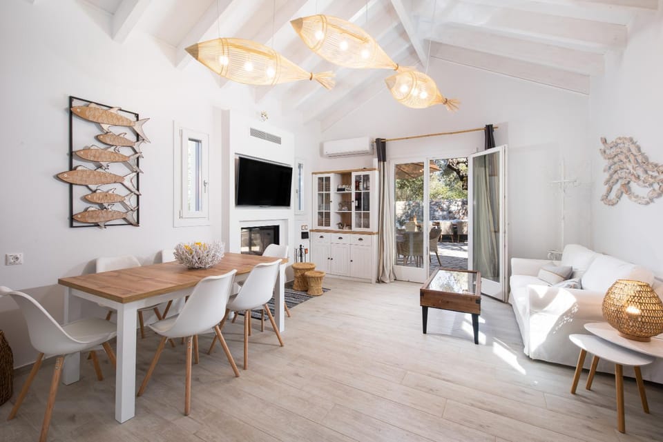 TV and multimedia, Living room, Seating area, Dining area, Garden view