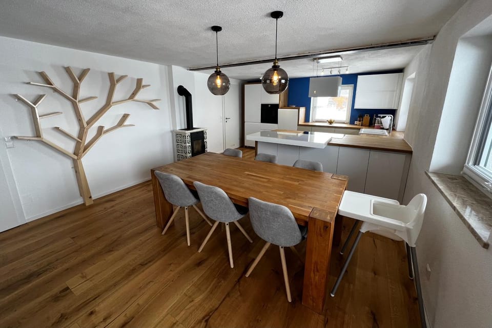 Kitchen or kitchenette, Dining area