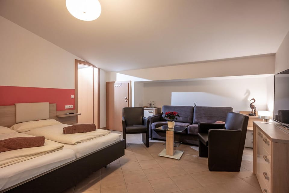 Bed, Photo of the whole room, Seating area, Bedroom