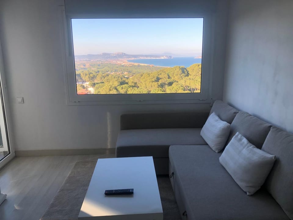 NUEVO. Reformado con vistas panorámicas y piscina Apartment in Baix Empordà