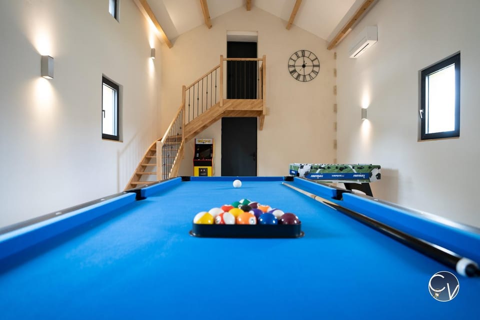 Billiard, Game Room