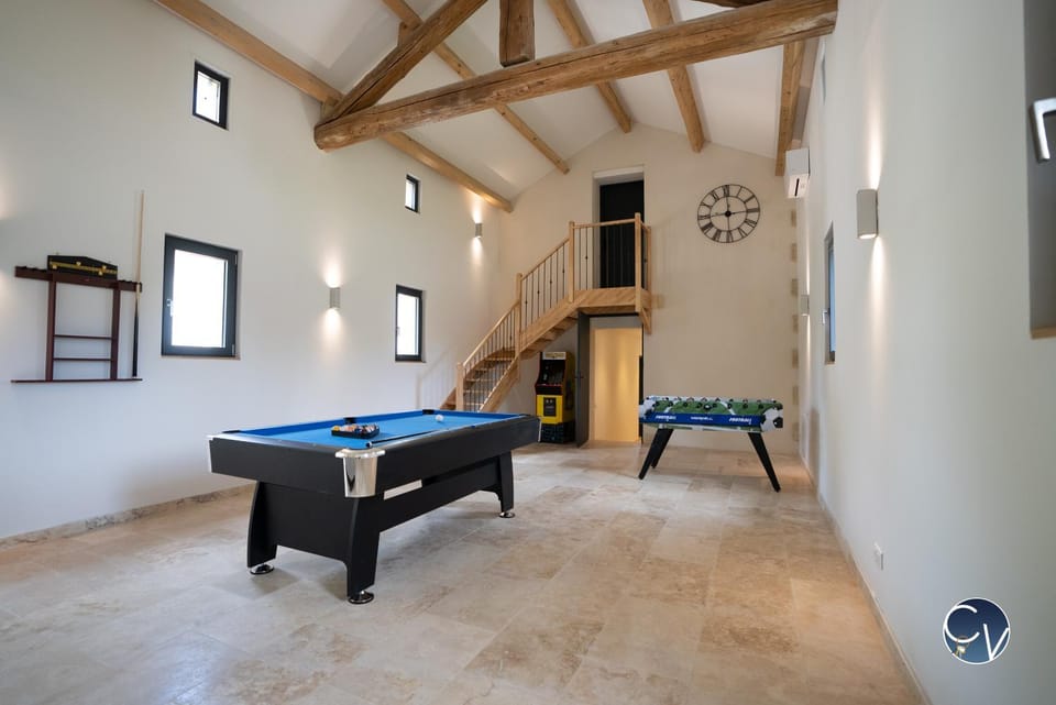 Billiard, Game Room