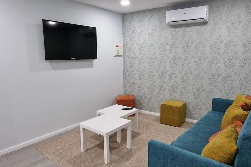 Communal lounge/ TV room, TV and multimedia, Living room, Seating area, air conditioner