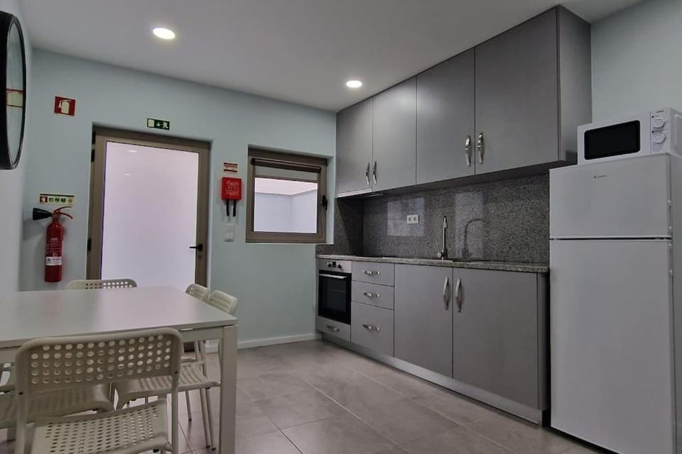 Kitchen or kitchenette, Dining area, dishwasher, minibar, pet friendly, stove