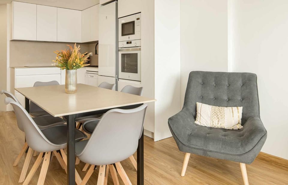 Kitchen or kitchenette, Dining area