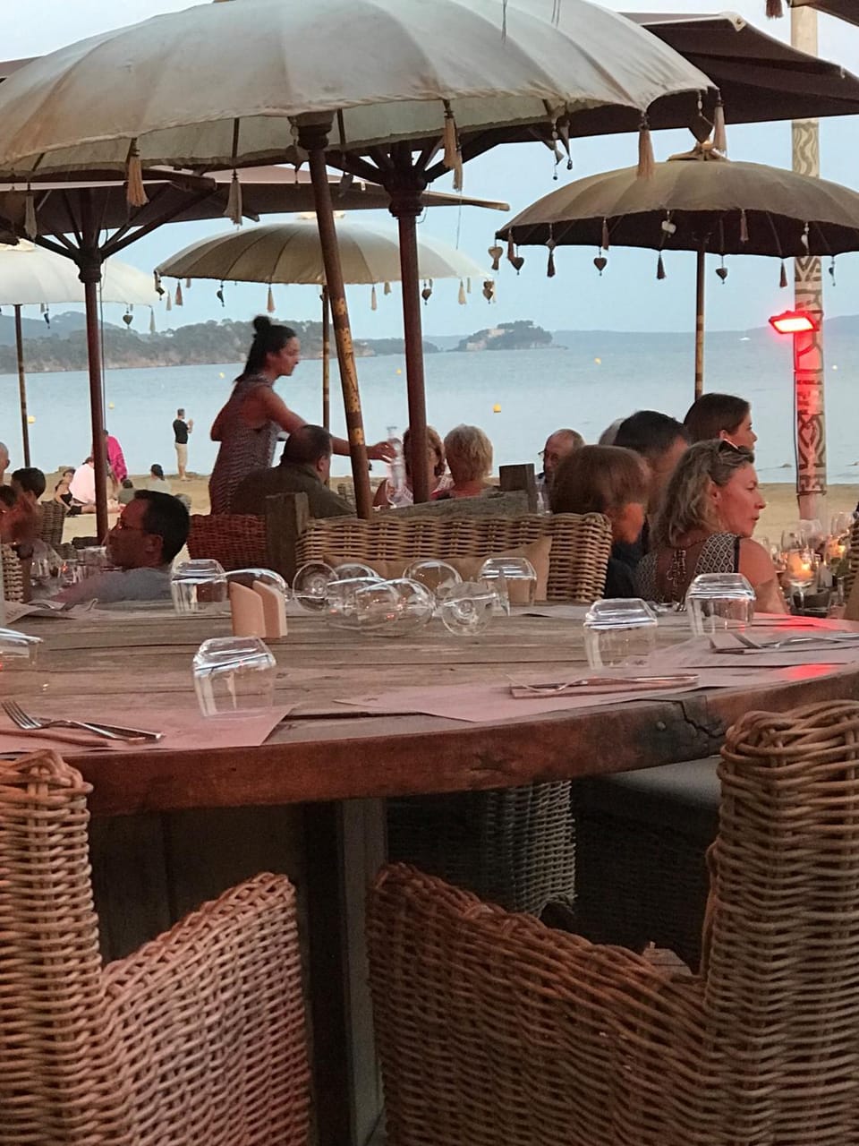 Restaurant/places to eat, Natural landscape, Food and drinks, Guests, Sea view, Drinks