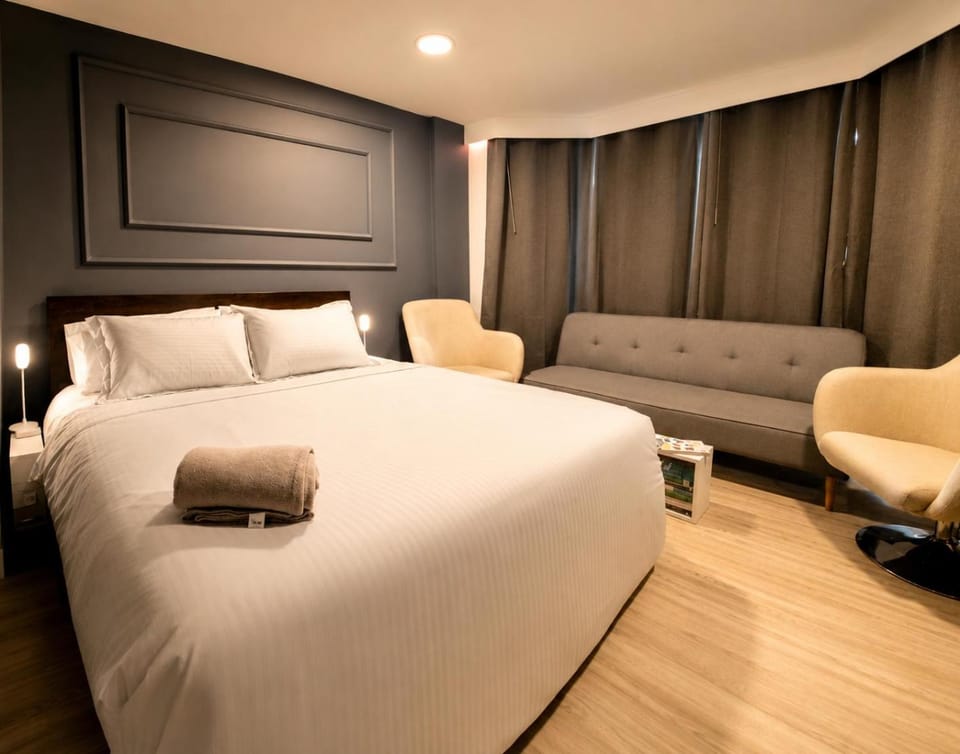 Bed, Living room, Photo of the whole room, Seating area, Bedroom