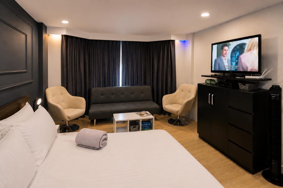 Bed, TV and multimedia, Living room, Photo of the whole room, Seating area, Evening entertainment, Bedroom