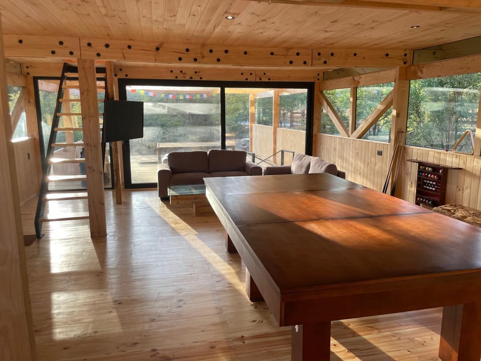 Communal lounge/ TV room, TV and multimedia, Living room, Seating area, Dining area, Evening entertainment