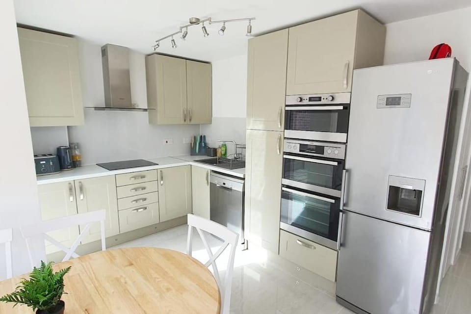 Kitchen or kitchenette, Dining area, dishwasher, minibar, pet friendly, stove, toaster
