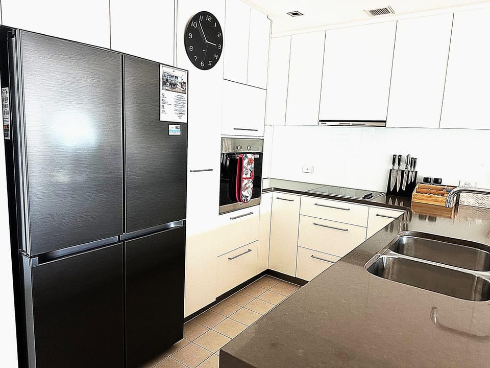 Coffee/tea facilities, Kitchen or kitchenette, dishwasher, oven, stove, toaster