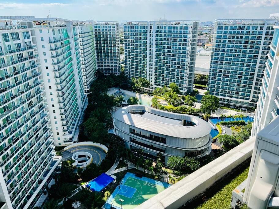 Azure 2bedroom Condo With Balcony Apartment in Paranaque