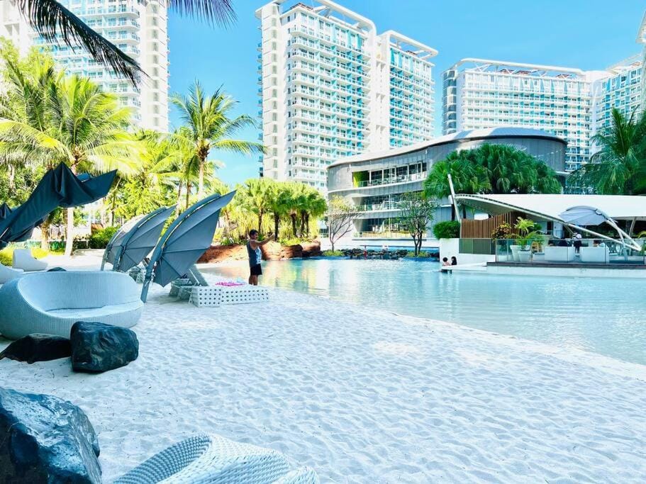 Azure 2bedroom Condo With Balcony Apartment in Paranaque