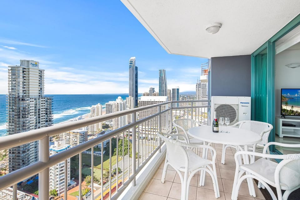 Patio, Natural landscape, View (from property/room), Balcony/Terrace, Living room, Seating area, Dining area, City view, Sea view