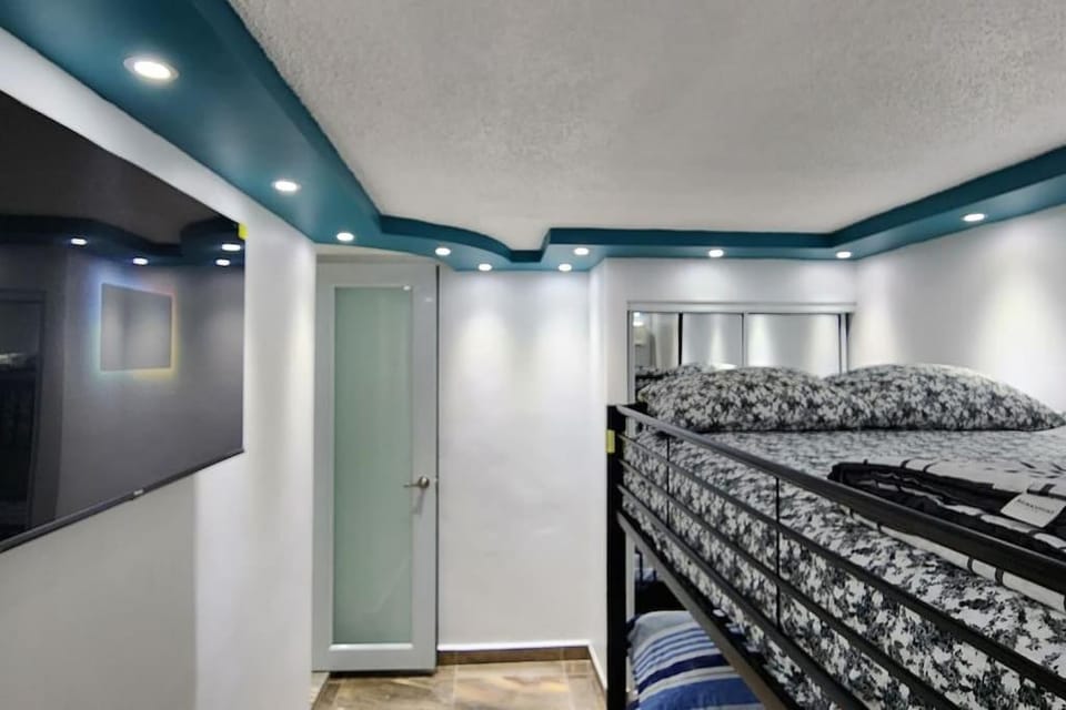 RH2 los angeles 2do floor front airport Apartment in Carolina