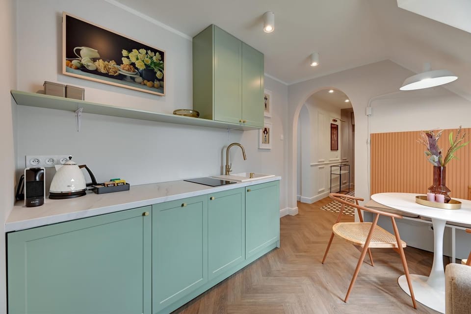 Coffee/tea facilities, Kitchen or kitchenette, Dining area, stove
