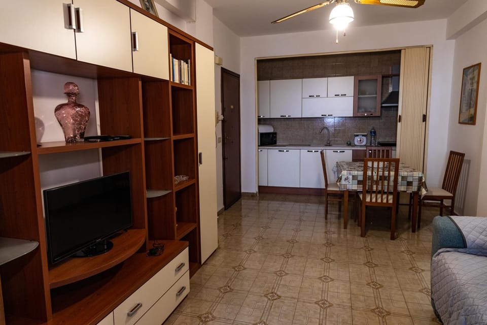 TV and multimedia, Kitchen or kitchenette, Living room, Dining area, minibar, oven, stove, kitchen