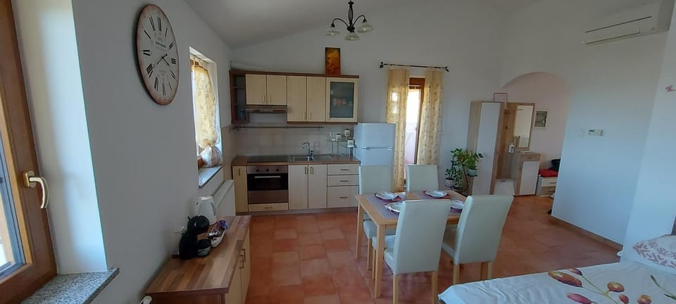 Kitchen or kitchenette, Dining area, pet friendly, stove