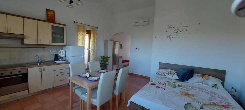 Kitchen or kitchenette, Dining area, minibar, pet friendly, stove
