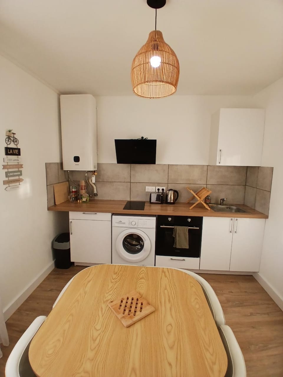 Kitchen or kitchenette, Dining area, oven, toaster