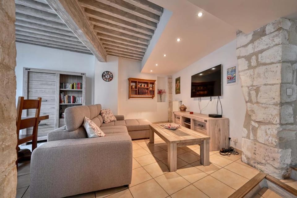 Communal lounge/ TV room, Library, TV and multimedia, Living room, Seating area