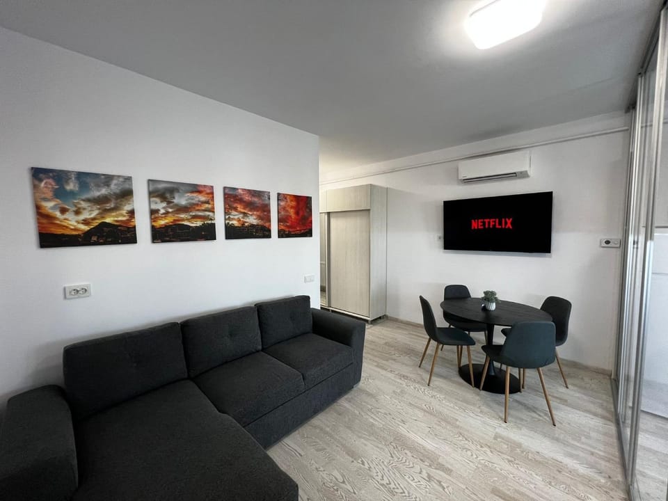 Communal lounge/ TV room, TV and multimedia, Living room, Seating area, Evening entertainment