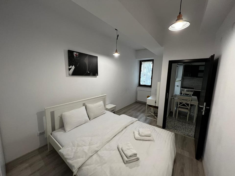 Bed, TV and multimedia, Photo of the whole room, Bedroom, towels