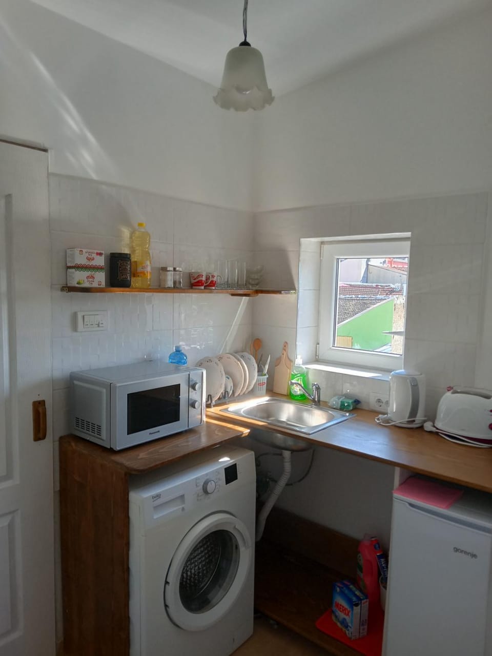 Kitchen or kitchenette, minibar, stove, toaster, washing machine
