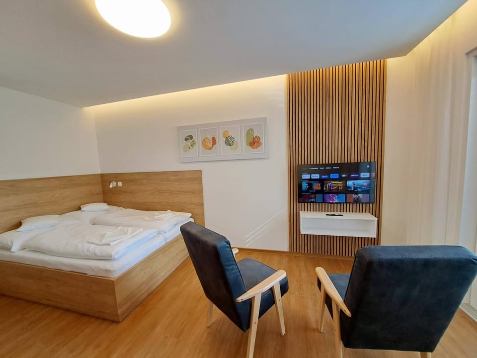 Bed, TV and multimedia, Photo of the whole room, Seating area, Bedroom, Area and facilities