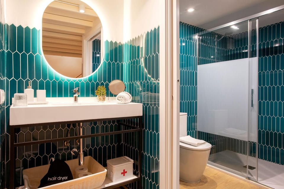 Shower, Toilet, towels
