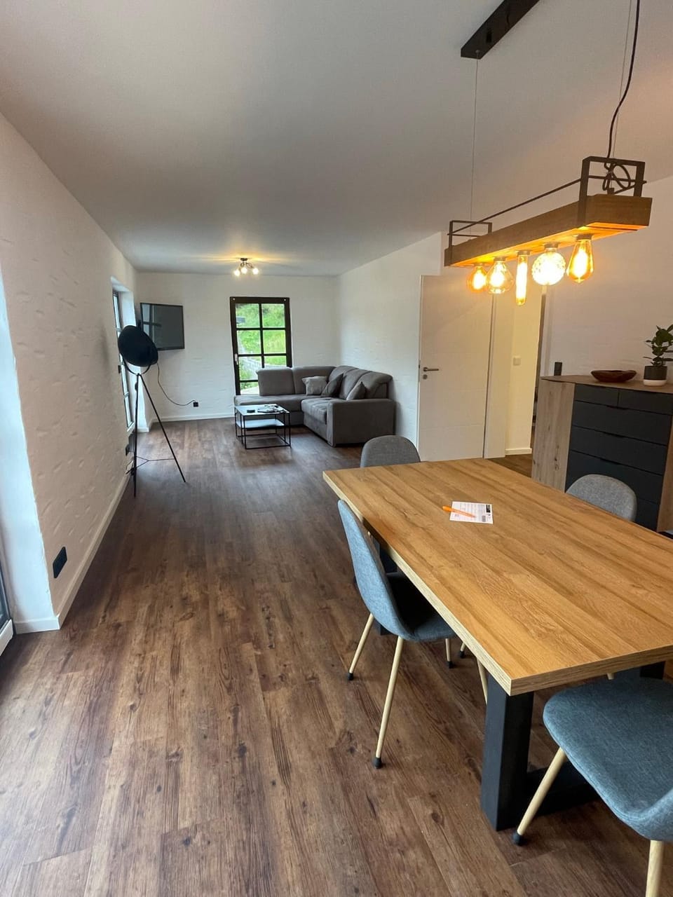 TV and multimedia, Living room, Seating area, Dining area