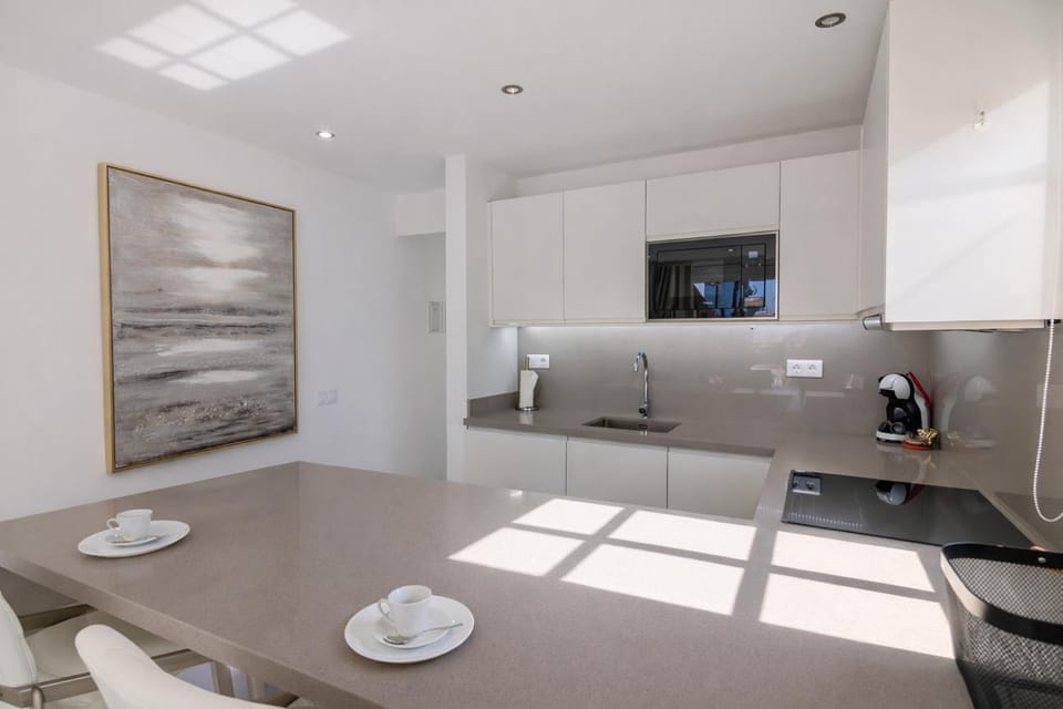 Kitchen or kitchenette, Dining area, stove