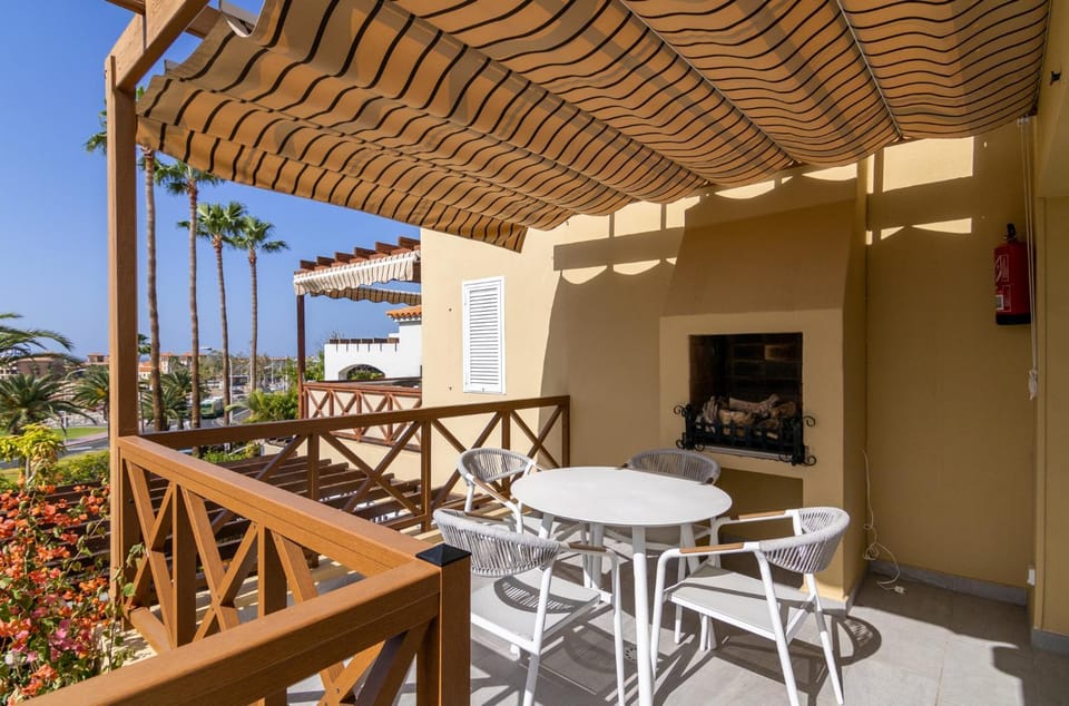 Day, View (from property/room), Balcony/Terrace, Dining area, Garden view, Street view