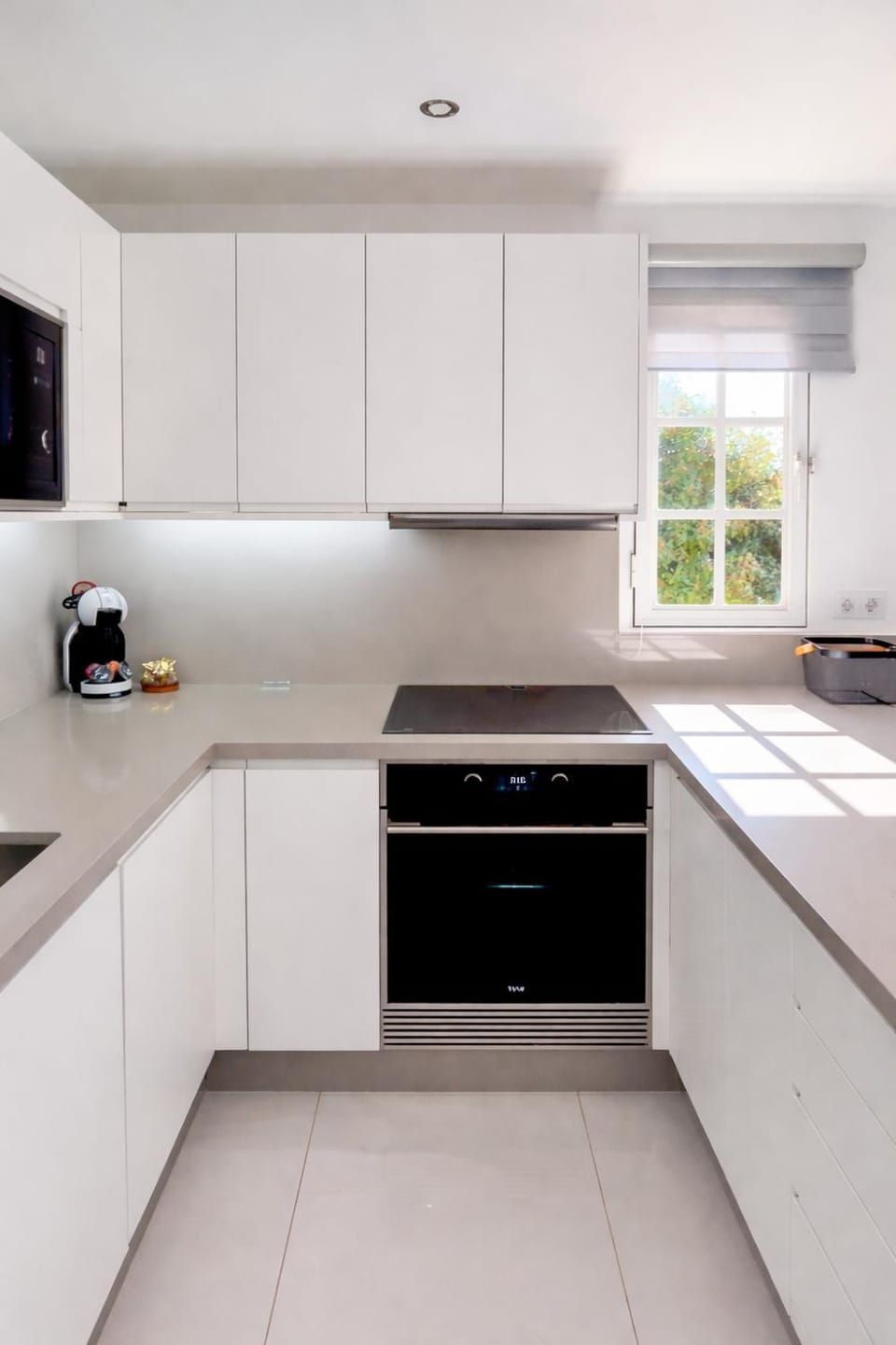 Kitchen or kitchenette, dishwasher, stove