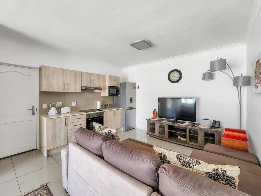 Family fun-sea,sand,surf convenience-pool, balcony Apartment in Cape Town