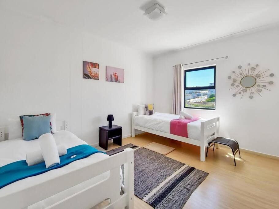 Family fun-sea,sand,surf convenience-pool, balcony Apartment in Cape Town